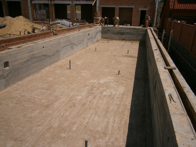 Готовая бетонная чаша бассейна построена
