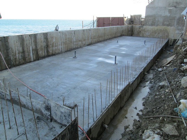 Заливка бетоном донной плиты бассейна